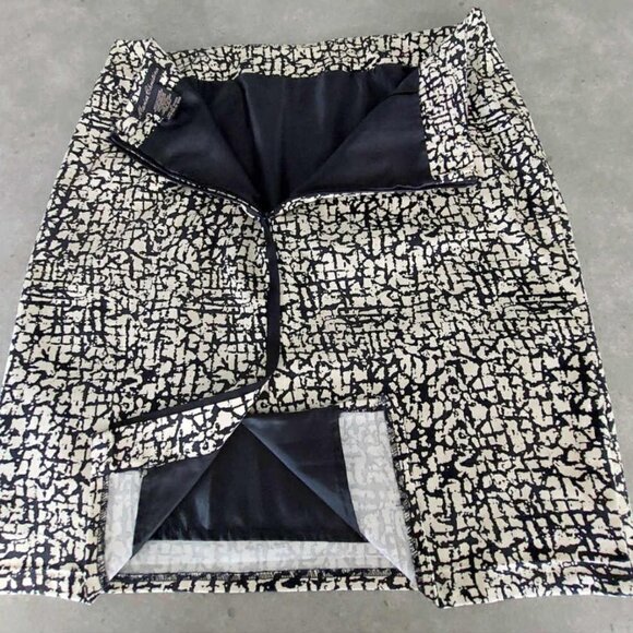 Lovely Chic Black & Ivory Crackle Pattern Pencil Skirt - Picture 6 of 6